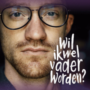 Een foto met paarse fade randen van een man, met zwarte bril afgebeeld met tekst over hashtagcampagne van Siriz: #SirizHelpt